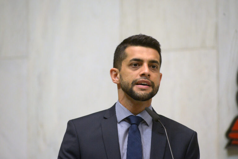 PL de Caio França que garante fornecimento gratuito de remédios à base da cannabis é sancionado